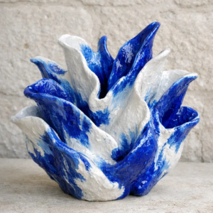 Pieza cerámica esmaltada en azul y blanco con formas orgánicas inspiradas en los corales del Mediterráneo, obra de Joan Servera