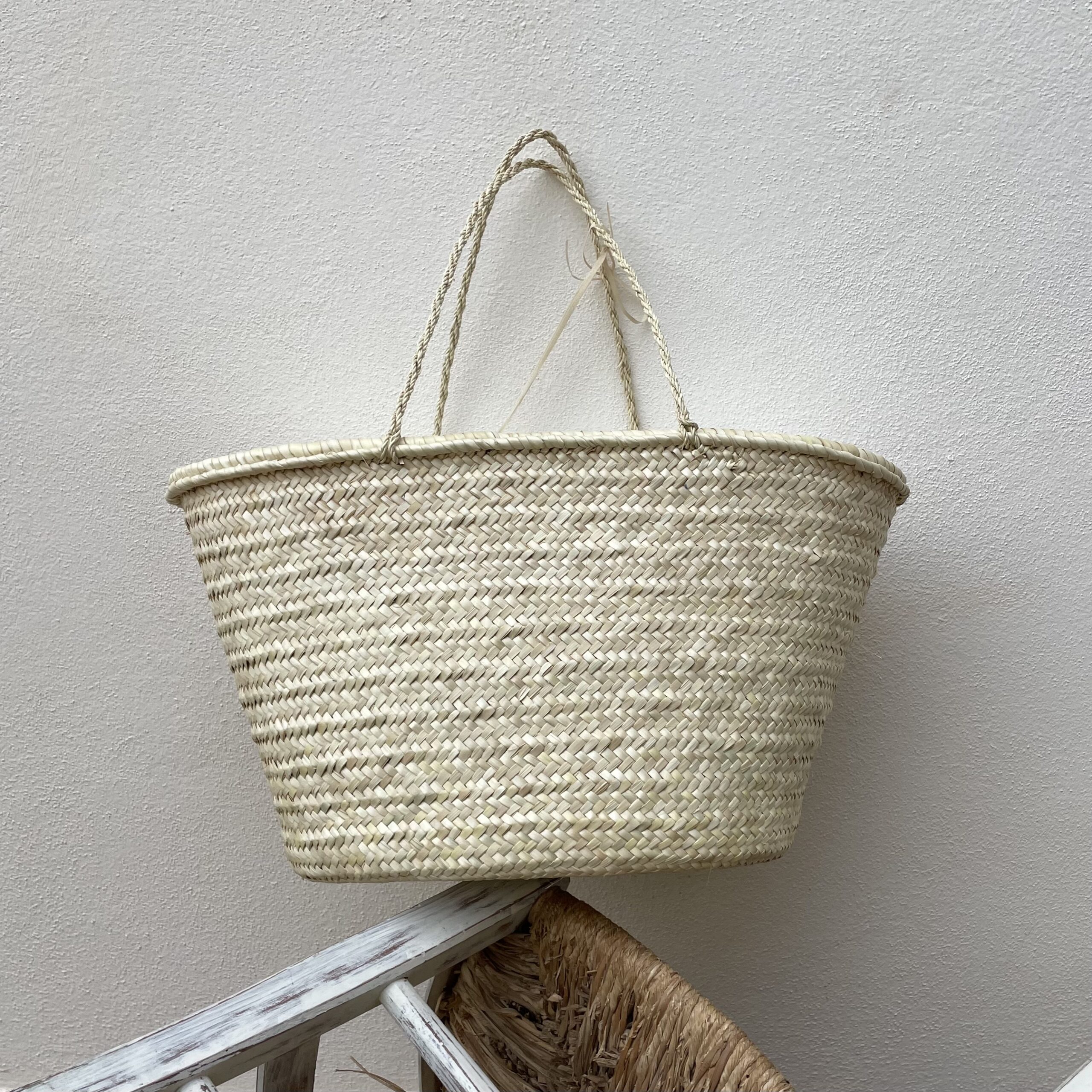 Cesta de llata mallorquina trenzada a mano con palmito silvestre y asas de cuerda, obra artesanal de Yolanda Izquierdo